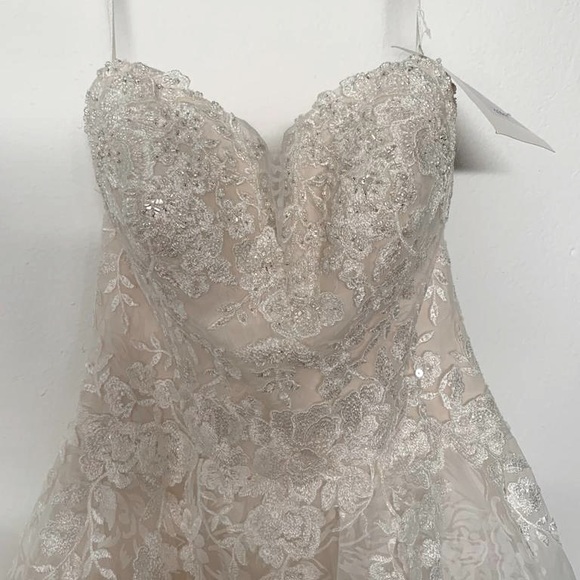 COPY - New Wedding Dress Size 6 - Picture 1 of 5